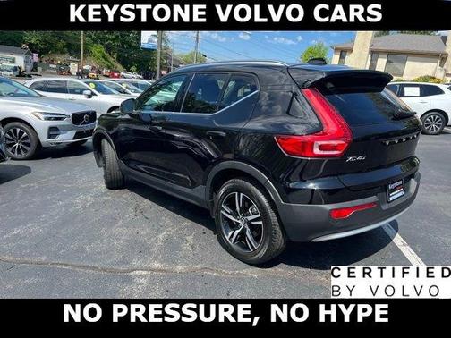 Onyx Black 2025 Volvo XC40 B5 Core Bright Theme