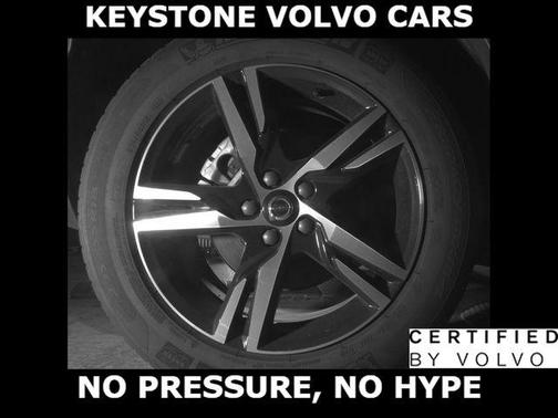 Onyx Black 2025 Volvo XC40 B5 Core Bright Theme