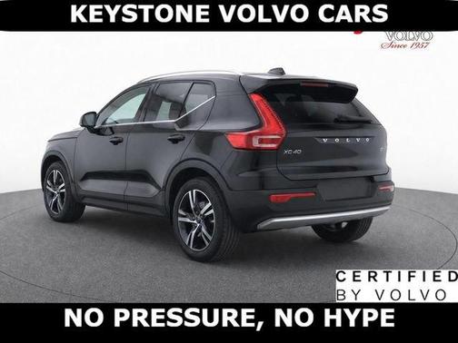 Onyx Black 2025 Volvo XC40 B5 Core Bright Theme