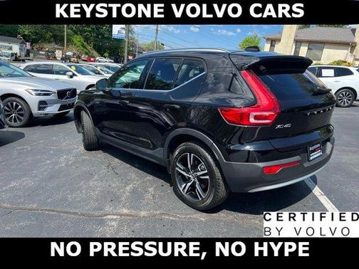 Onyx Black 2025 Volvo XC40 B5 Core Bright Theme