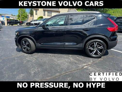 Onyx Black 2025 Volvo XC40 B5 Core Bright Theme