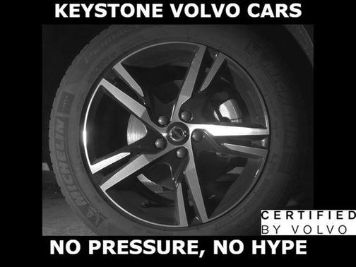 Onyx Black 2025 Volvo XC40 B5 Core Bright Theme
