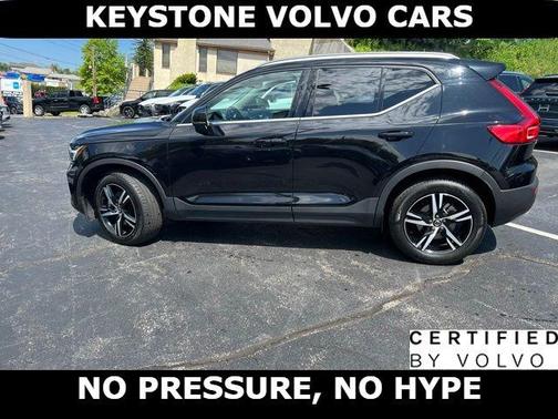 Onyx Black 2025 Volvo XC40 B5 Core Bright Theme