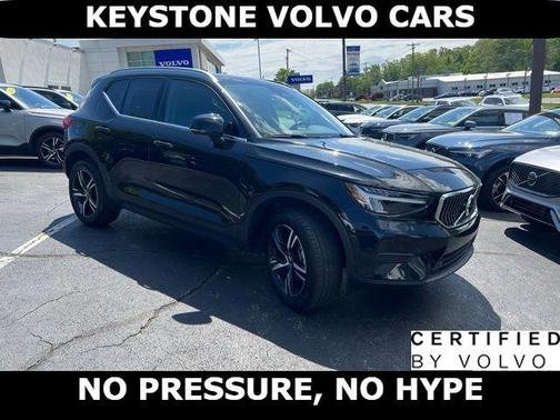 Onyx Black 2025 Volvo XC40 B5 Core Bright Theme