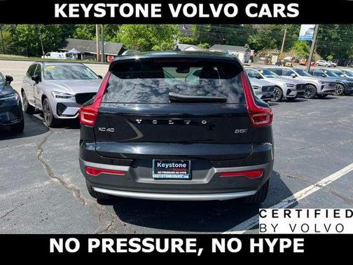 Onyx Black 2025 Volvo XC40 B5 Core Bright Theme