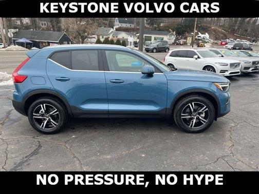 2025 Volvo XC40 B5 Core Bright Theme