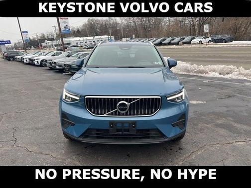 2025 Volvo XC40 B5 Core Bright Theme