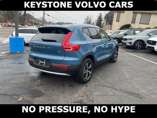 2025 Volvo XC40 B5 Core Bright Theme