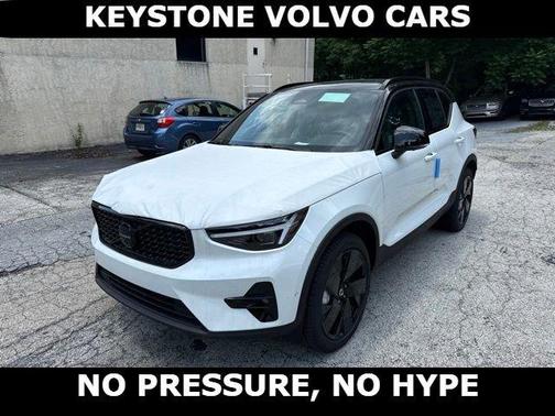 Crystal White 2026 Volvo XC40 B5 Ultra Black Edition