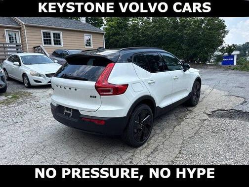 Crystal White 2026 Volvo XC40 B5 Ultra Black Edition