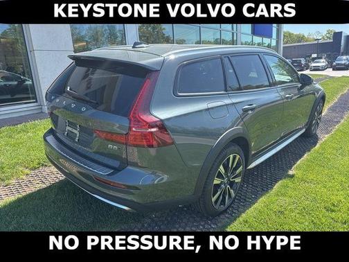 Forest Green 2026 Volvo V60 Cross Country B5 Ultra