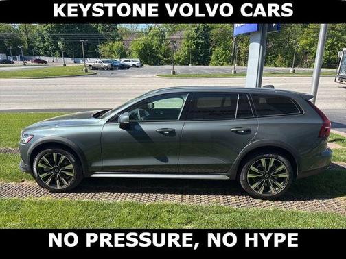 Forest Green 2026 Volvo V60 Cross Country B5 Ultra