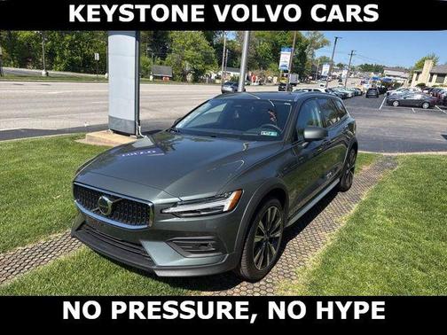 Forest Green 2026 Volvo V60 Cross Country B5 Ultra