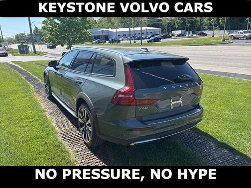Forest Green 2026 Volvo V60 Cross Country B5 Ultra
