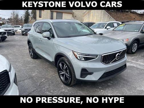 2025 Volvo XC40 B5 Core Bright Theme