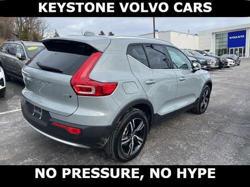2025 Volvo XC40 B5 Core Bright Theme