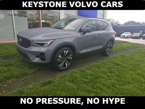 2023 Volvo XC40 B5 AWD Plus Dark