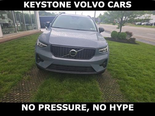 2023 Volvo XC40 B5 AWD Plus Dark