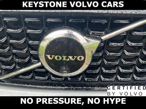 Vapour Grey 2024 Volvo XC40 B5 Plus Dark Theme