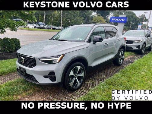 Vapour Grey 2024 Volvo XC40 B5 Plus Dark Theme