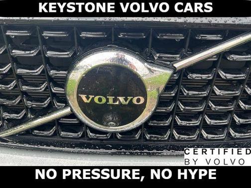 Vapour Grey 2024 Volvo XC40 B5 Plus Dark Theme