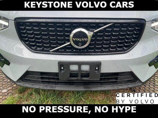 Vapour Grey 2024 Volvo XC40 B5 Plus Dark Theme