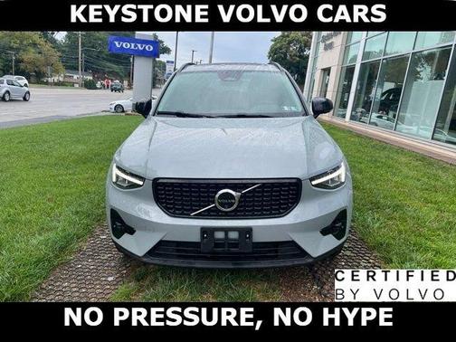 Vapour Grey 2024 Volvo XC40 B5 Plus Dark Theme