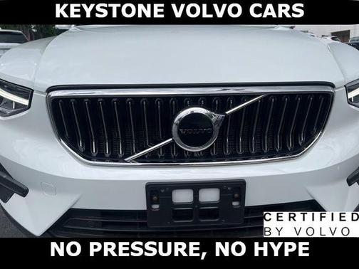 White 2025 Volvo XC40 B5 Core Bright Theme