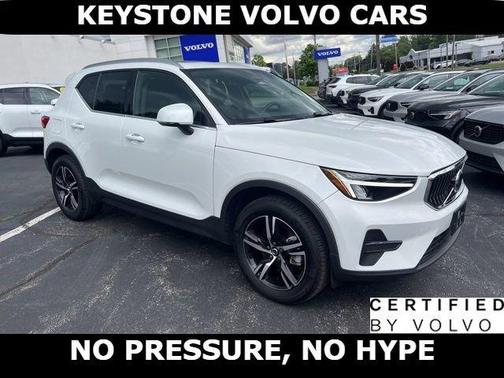 White 2025 Volvo XC40 B5 Core Bright Theme