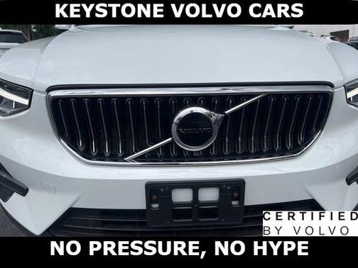 White 2025 Volvo XC40 B5 Core Bright Theme