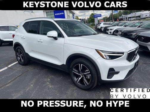 White 2025 Volvo XC40 B5 Core Bright Theme