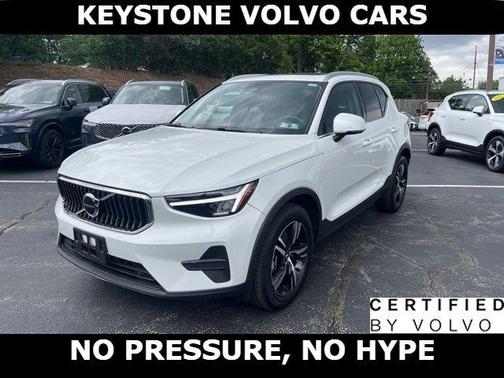 White 2025 Volvo XC40 B5 Core Bright Theme