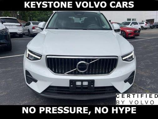 White 2025 Volvo XC40 B5 Core Bright Theme