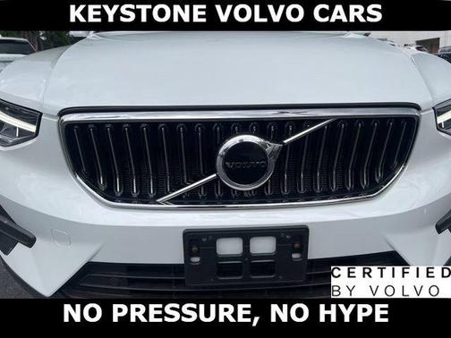 White 2025 Volvo XC40 B5 Core Bright Theme