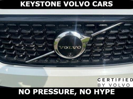 Crystal White 2026 Volvo XC40 B5 Plus