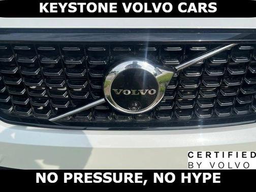 Crystal White 2026 Volvo XC40 B5 Plus