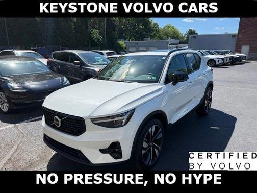 Crystal White Pearl 2025 Volvo XC40 B5 Ultra Dark Theme