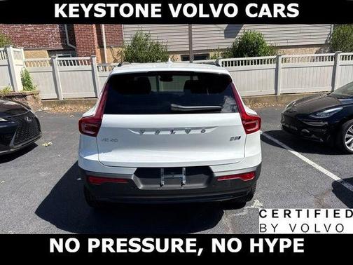 Crystal White Pearl 2025 Volvo XC40 B5 Ultra Dark Theme