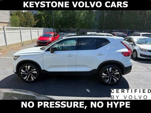 Crystal White Pearl 2025 Volvo XC40 B5 Ultra Dark Theme