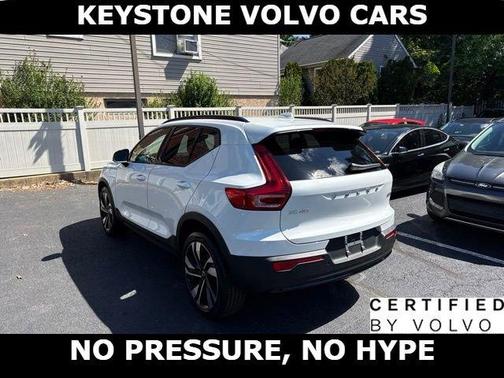 Crystal White Pearl 2025 Volvo XC40 B5 Ultra Dark Theme