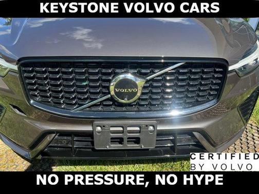 Platinum Gray 2024 Volvo XC60 B5 Plus Dark Theme