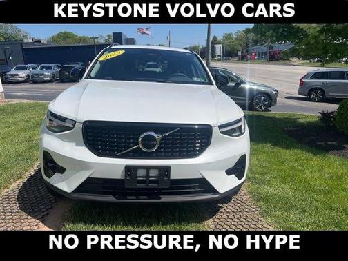 Crystal White 2023 Volvo XC40 B5 Plus Dark Theme