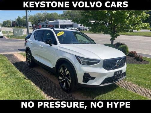 Crystal White 2023 Volvo XC40 B5 Plus Dark Theme