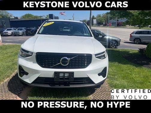 Crystal White 2023 Volvo XC40 B5 Plus Dark Theme