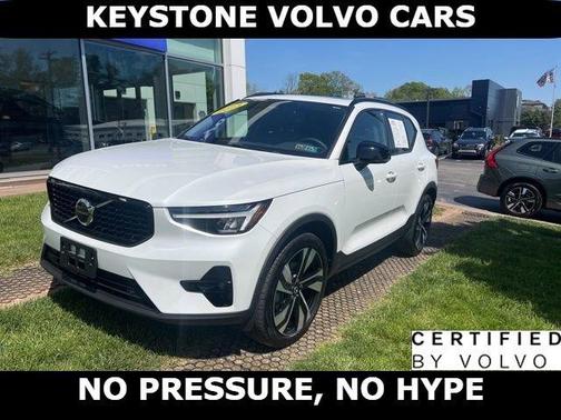 Crystal White 2023 Volvo XC40 B5 Plus Dark Theme
