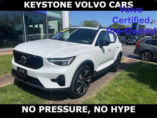 Crystal White 2023 Volvo XC40 B5 Plus Dark Theme