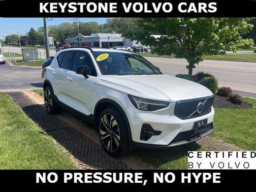 Crystal White 2023 Volvo XC40 B5 Plus Dark Theme