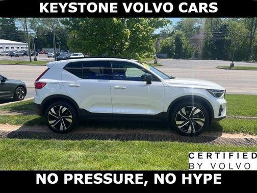 Crystal White 2023 Volvo XC40 B5 Plus Dark Theme