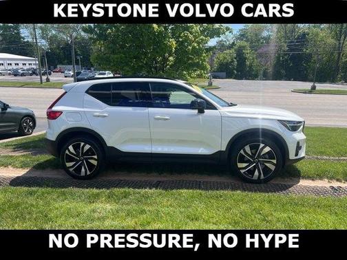Crystal White 2023 Volvo XC40 B5 Plus Dark Theme
