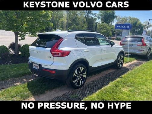 Crystal White 2023 Volvo XC40 B5 Plus Dark Theme